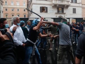 Рим, нереди због "зелених пропусница" и вакцина – на улицама водени топови