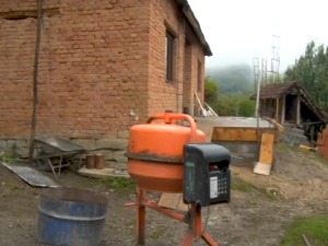 Плазинићи живе у кући без купатила, користе запрегу са кравама – спас би им био полован трактор