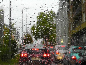 Прва јесења киша најопаснија за возаче, време за замену летњих гума