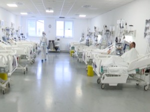 Дневно се у ковид болницу у Батајници прими до 100 болесника, често одмах иду на интензивну негу Дневно се у ковид болницу у Батајници прими до 100 болесника, често одмах иду на интензивну негу