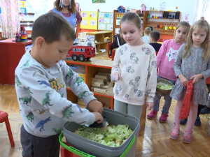 Сазнајте шта је компост - деца из Кучева кроз игру уче и своје родитеље