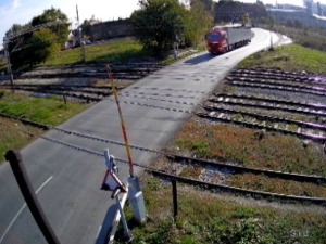 Снимци са пружних прелаза отварају питање – ко то због неколико минута ризикује живот