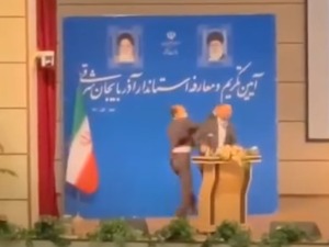 Инцидент за говорницом у Ирану, упао на бину и ошамарио гувернера