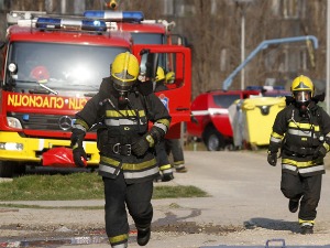 Пожар у кући у Калуђерици – једна особа страдала, седам евакуисано 