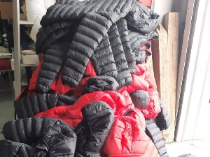 Превозио 60 јакни у "пасату", цариници сумњају да су "најк"