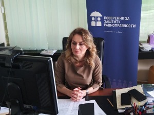 Повереница осудила ношење жутих трака на протестима и претње лекарима