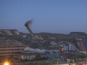 Срушен димњак симбол златног доба РТБ-а Бор, сада ће ту бити енергана