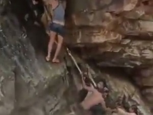 Индија, драматични снимак спасавања мајке и бебе са литица водопада