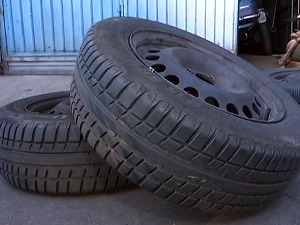 Зашто је важно заменити летње гуме зимским – на мразу летња гума тврда попут пластике