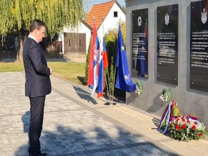 Селаковић обишао Српско војничко гробље у Великом Међеру у Словачкој