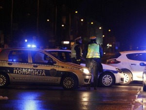 Судар два аутомобила и комбајна код Панчева, троје повређених