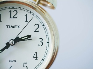 Ноћас ћемо спавати сат дуже, почиње зимско рачунање времена