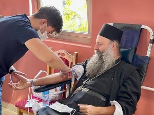 Партријарх Порфирије дао крв