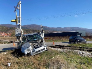 Воз налетео на аутомобил који је покушао да заобиђе рампу