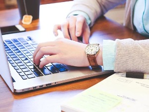 У мрежи "спинa" и "фејк њузa" – како да се одбранимо од превише информација