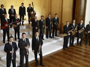        Биг бенд РТС-а и Грегори Хачинсон