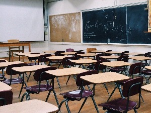 Просветари испред Владе, траже "праведне платне разреде"