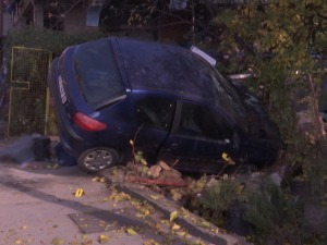 Несрећа у Лесковцу - покосио жену на пешачком, па улетео у двориште