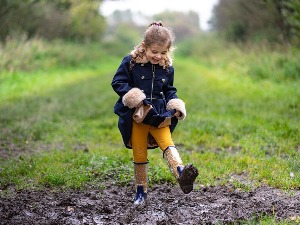 Зашто је важно да деца скачу по блатњавим барицама