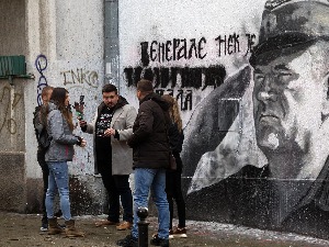 Мурал Ратка Младића није уклоњен, активисткиње слику засуле јајима