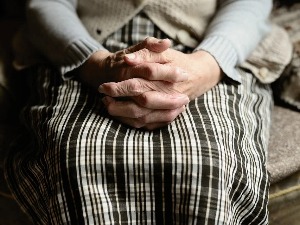 Већина старијих жена трпи насиље и ћути - како се то може променити