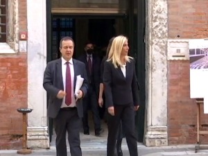 Нови Закон о референдуму крајем новембра, 16. јануара известан плебисцит о промени Устава 