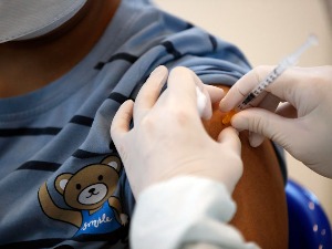 Дванаестогодишњак у Италији жели да се вакцинише, отац против – случај завршио на суду