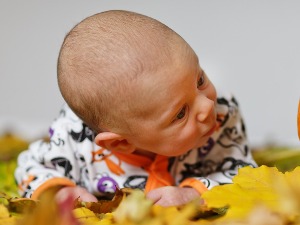 Пад бебе с кревета – када да зовете Хало бебу, а када 194