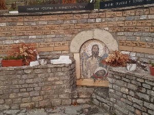 Оскрнављен споменик убијеним и киднапованим Србима у Великој Хочи