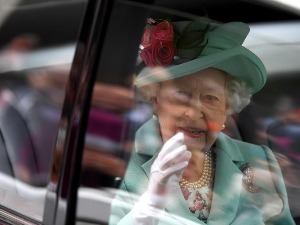 Краљица Елизабета се недељама не појављује у јавности, да ли је на помолу одлазак у пензију