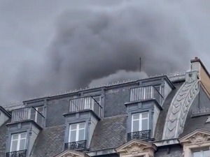 Велики пожар у Паризу, гори зграда у центру града