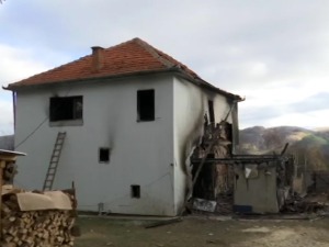 Пожар је прогутао дом породици Дубовац, прикупља се помоћ да зиму не дочекају без крова над главом