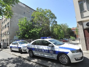 Потпуно пијана већ у подне, слетела са коловоза па ударила у стубиће