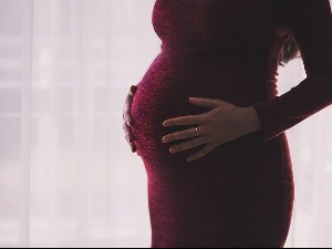 Отворена СОС линија за психолошку помоћ трудницама и мајкама – шта их највише брине