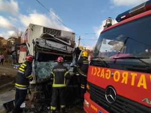 Судар два камиона у Сурчину, једна особа тешко повређена