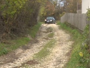 Мештани Глумча код Пожеге чекају асфалт 52 године, крпе рупе и поручују да је то "незамисливо" 