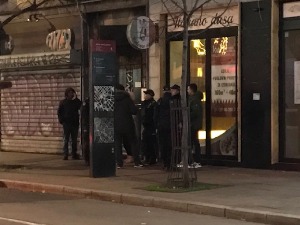 Нападнута новинарка Данаса на протесту код Дома омладине