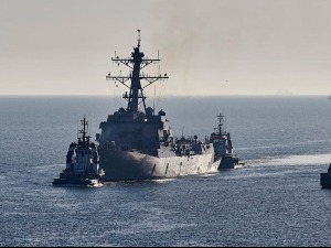 Разарач САД упловио у Црно море, надгледа га руска флота