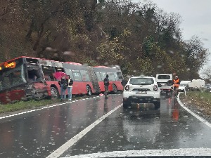 Судар камиона и аутобуса код Умке, десет особа повређено