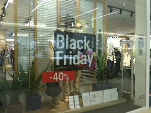 Као да је шопинг већа зараза од короне – гужве у тржним центрима за Црни петак