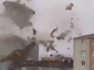 Ветар носио кровове по Истанбулу, погинуле четири особе