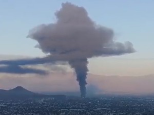 Гори фабрика у престоници Чилеа, облак токсичног дима над градом