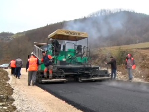 Девићи добијају асфалт после три деценије, осам километара живот значи