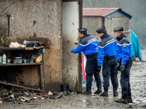 Полиција уклања мигрантски камп у француској луци Денкерк