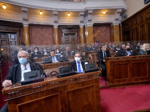 Посланици усвојили предлог за промену Устава и расписивање референдума