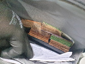 Џепови, ранчеви и торбице пуни непријављених девиза - цариници запленили 25.000 евра и 10.000 фунти