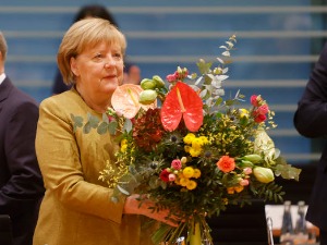 Киша црвених ружа за опроштај од Ангеле Меркел