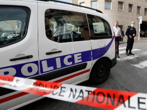 Француска, мушкарац у костиму нинџе мачем ранио полицајке