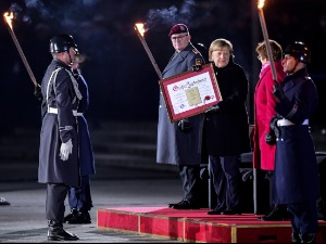 Највећа почаст Бундесвера за Ангелу Меркел, наручила хит из ере ДДР-а