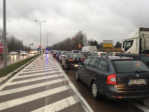 Судар два аутомобила на скретању ка Пупиновом мосту, три особе повређене